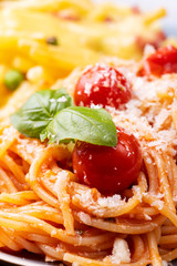 Nahaufnahme von Spaghetti mit Tomaten und Basilikum