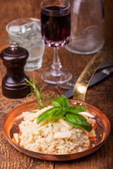italienisches Risotto mit Gewürzen auf Holz
