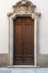 Fototapeta na wymiar antica porta con ornamenti di palazzo italia