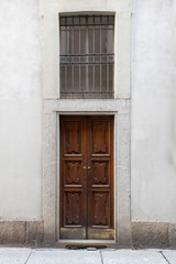 Fototapeta na wymiar antica porta di ingresso in legno palazzo italia