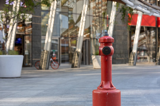 idrante rosso in piazza moderna italia