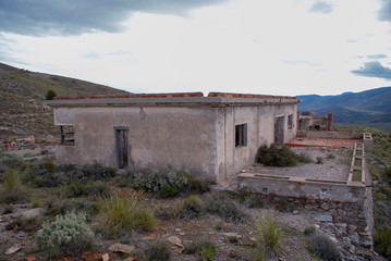Fototapeta na wymiar Casa en ruinas en la mina de la Solana