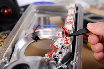 Naprawa i wymiana diody led w reflektorze samochodowym.