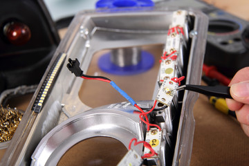 Naprawa i wymiana diody led w reflektorze samochodowym. - obrazy, fototapety, plakaty