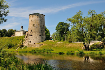 Gremyachaya tower and Pskova river