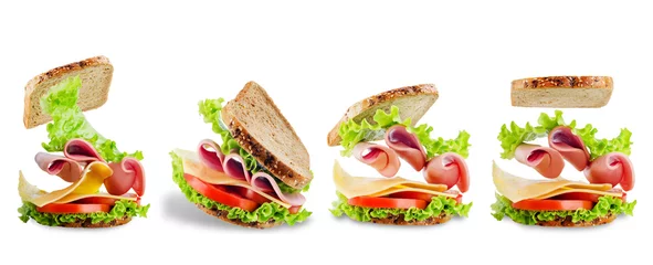 Foto auf Acrylglas Snack Sandwich mit Vollkornbrot, Salat, Käse, Tomaten und Schinken auf weißem, isoliertem Hintergrund