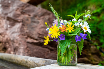 Stillleben mit Wildblumen in einem Einmachglas