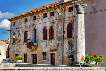 Fototapeta premium Svetvincenat Altstadtpalast, Kroatien, Istrien