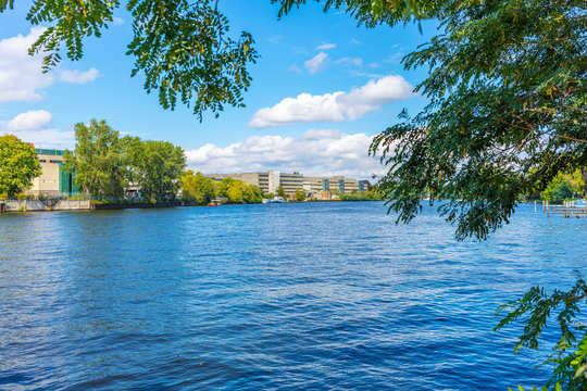 Berlin Sch&ouml;neweide Spree historische DDR Industriegeb&auml;ude RFT Werk f&uuml;r Fernsehelektronik ehemaliges Fernsehwerk RFT Kombinat Spreebebauung Spreeufer spreeblick Industriebauten entwicklungsgebiet 