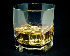 Whisky w szklance z lodem - 285140316