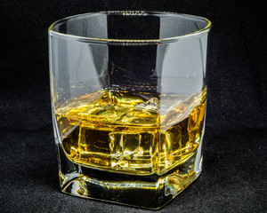 Whisky w szklance z lodem - 285140339