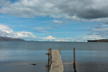 lago con nubes y puente