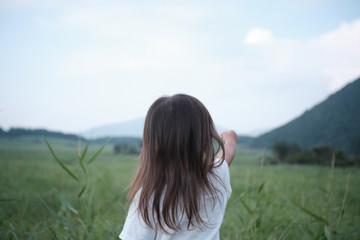 大自然の中にたたずむ女の子