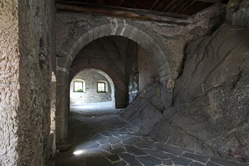 passaggio di accesso al cortile interno di Castel Taufers a Campo Tures
