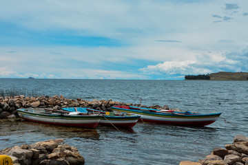 botes de colores en un lago