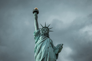Fototapeta premium estatua de la libertad de nueva york con cielo tormentoso