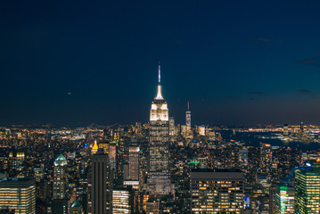 Fototapeta na wymiar edificio empire state de nueva york de noche