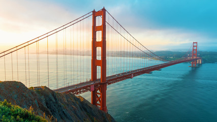 Le Golden Gate Bridge de San Francisco au lever du soleil depuis le comté de Marin