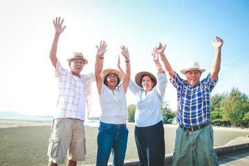 Obraz premium Asian elderly groups live a happy life after retirement. Elderly community concept. take care of your health