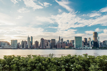 Obraz premium Manhattan skyline view from Long Island CIty.
