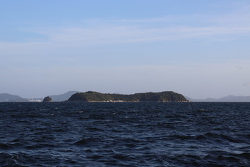 Fototapeta na wymiar 遠くの島