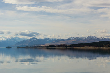 paisaje con montañas y lago de nuevazelanda