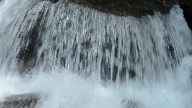岩の上から流れ落ちる水の筋