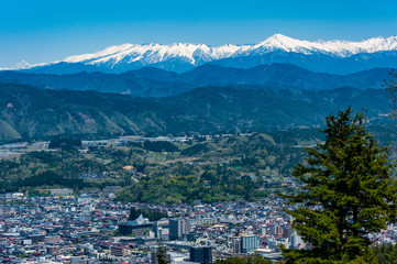 Obraz premium 高山市と日本アルプス
