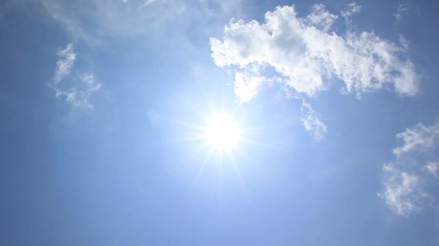 夏の青空と太陽　まぶしい光　イメージ