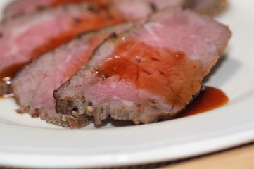 皿に盛りつけたローストビーフ