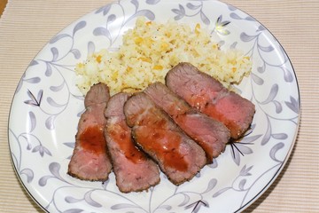 ローストビーフとガーリックライスの食事