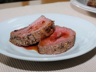 厚切りのローストビーフ