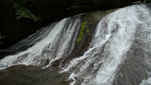布の滝の流れ