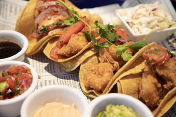  Shutter Shutter 100% 10 Поддержка программы чтения с экрана включена.      		  Shrimp tacos with guacamole and spicy chili sauce in a restaurant  