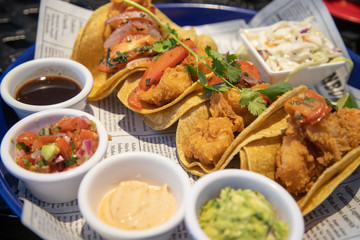  Shutter Shutter 100% 10 Поддержка программы чтения с экрана включена.      		  Shrimp tacos with guacamole and spicy chili sauce in a restaurant  