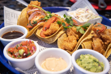  Shutter Shutter 100% 10 Поддержка программы чтения с экрана включена.      		  Shrimp tacos with guacamole and spicy chili sauce in a restaurant  