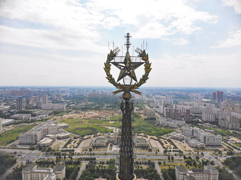 monument in Moscow building