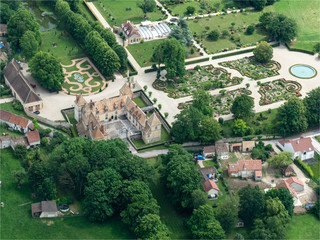 vue aérienne du château de Corbeville dans les Yvelines en France