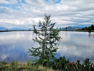 ursprüngliche Landschaft in den Alpen - Wanderung