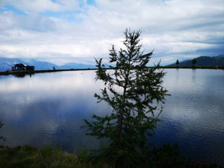 ursprüngliche Landschaft in den Alpen - Wanderung