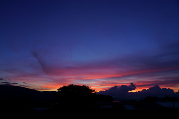 夏の田舎での夕焼け