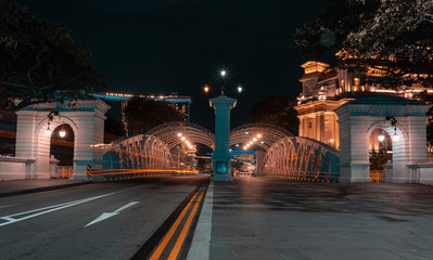 Fototapeta na wymiar SINGAPORE - MAY 19, 2019: Anderson Bridge is a vehicular bridge that spans across the Singapore River by night.