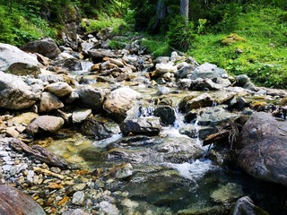 ursprüngliche Landschaft in den Alpen - Wanderung