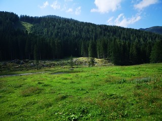 ursprüngliche Landschaft in den Alpen - Wanderung