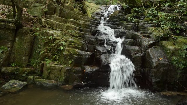 践祚滝と柱状節理