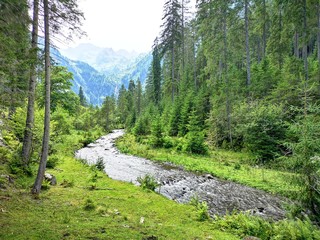 ursprüngliche Landschaft in den Alpen - Wanderung