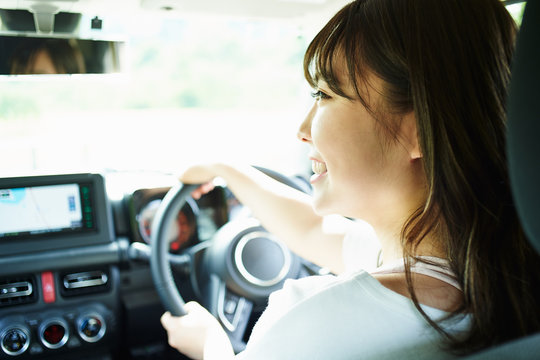 ドライブする若い女性