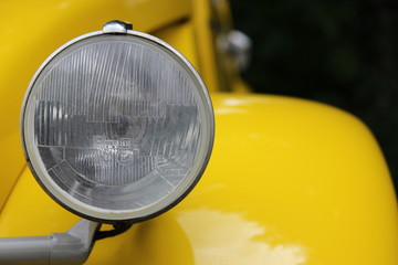 Autoscheinwerfer in gelb mit unscharfen Hintergund