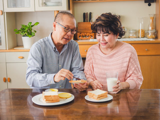 Obraz na płótnie Canvas elder couples are eating breakfast together