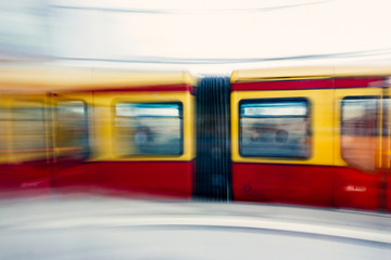 Treno giallo e rosso in movimento